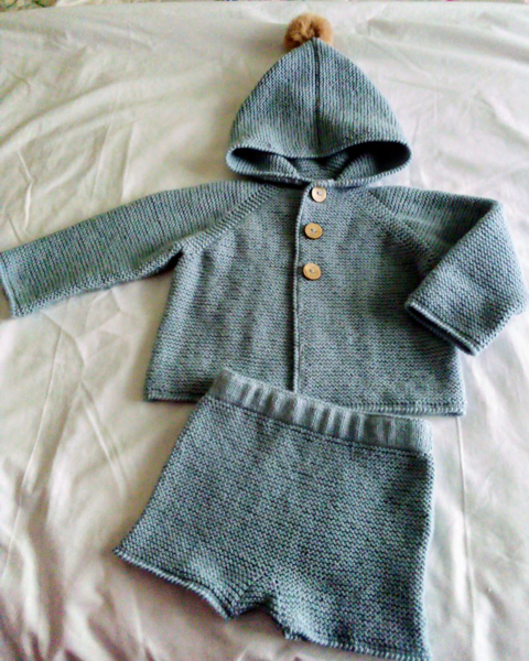 Conjunto pantalón corto y chaqueta con capucha, talla 18 meses